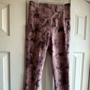 NWOT Athleta Size XS Stash Pocket Salutation II Print 7/8 length leggings